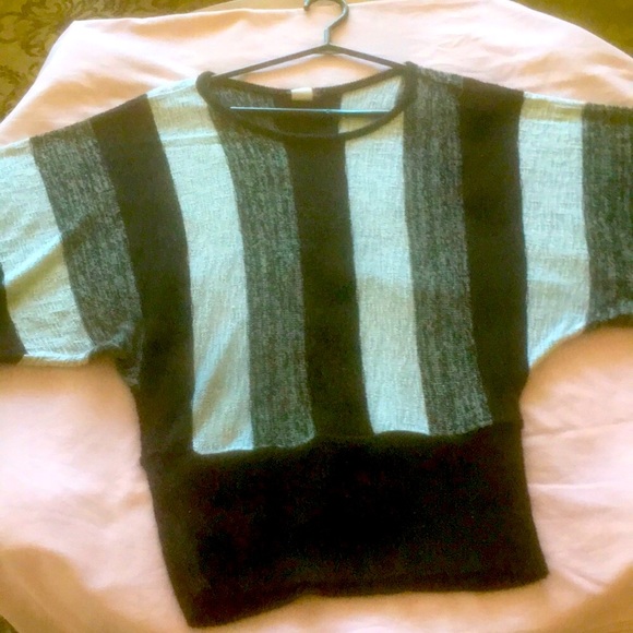 Black, White& Grey Top wide sleeves size medium - Picture 4 of 9